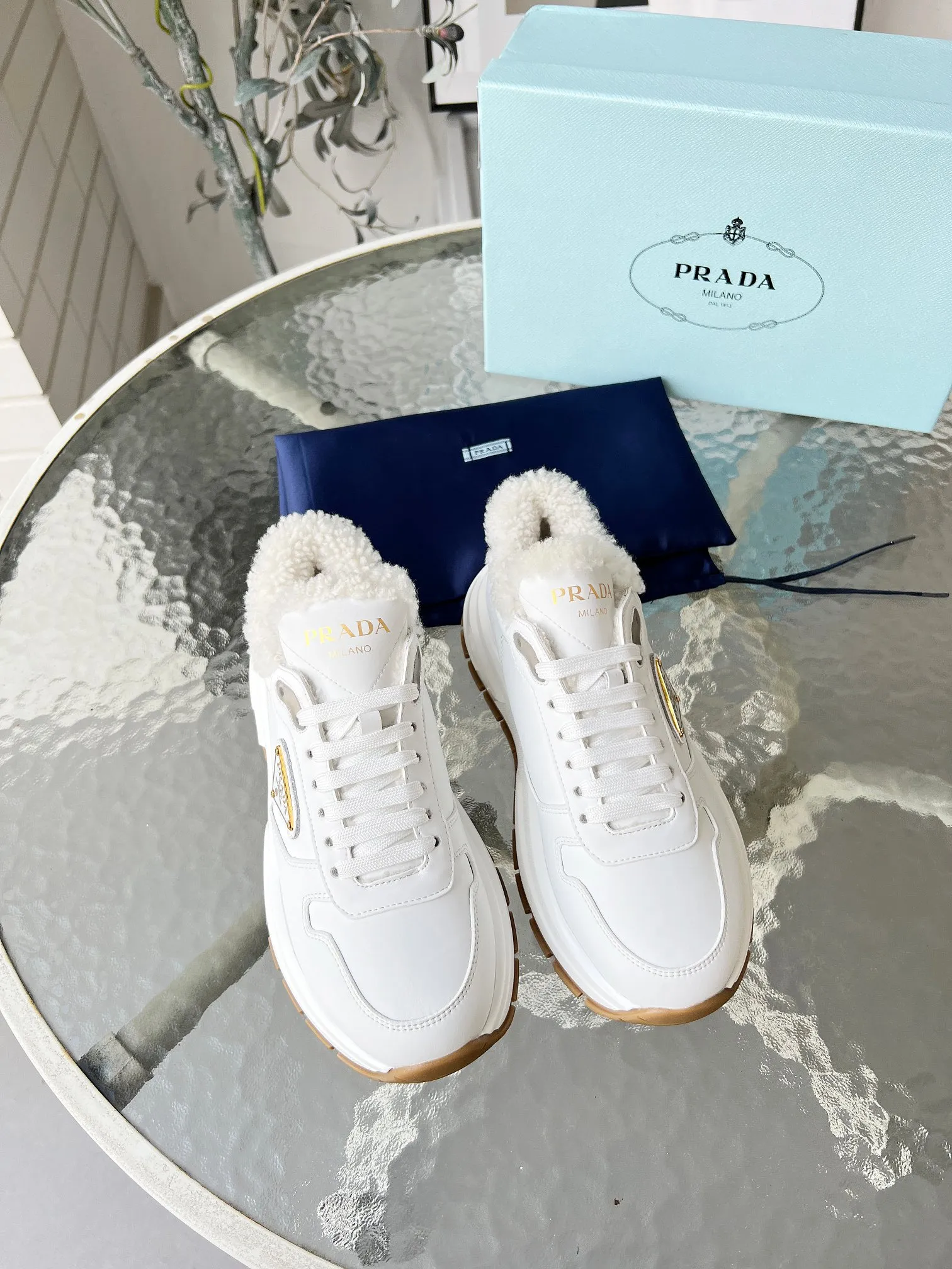 👟👟Ex-factory price 600👟👟 Prada couple model "PRADA.." upgraded version 2024 explosive model is released. , original 1:1 thick sole, fabric silk cowhide lining: sheepskin, foot weight: sheepskin, size 35--46, "Women's model 34.41 is custom-made and non-returnable, Men's model 38.45.46 is custom-made and is non-refundable, two colors black and white